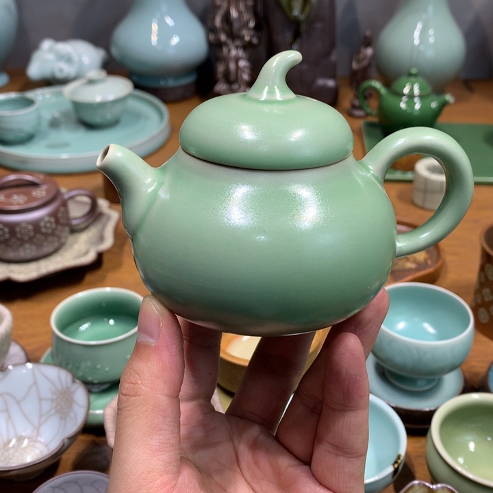 龙泉青瓷豆青釉梨壶