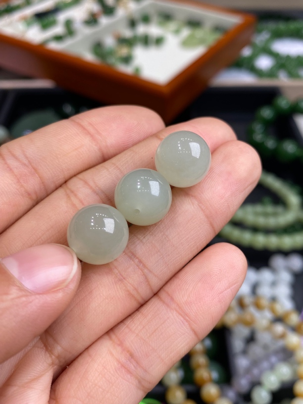 天然和田玉晴水单珠 12毫米 色泽润透 水头好 单颗的价格