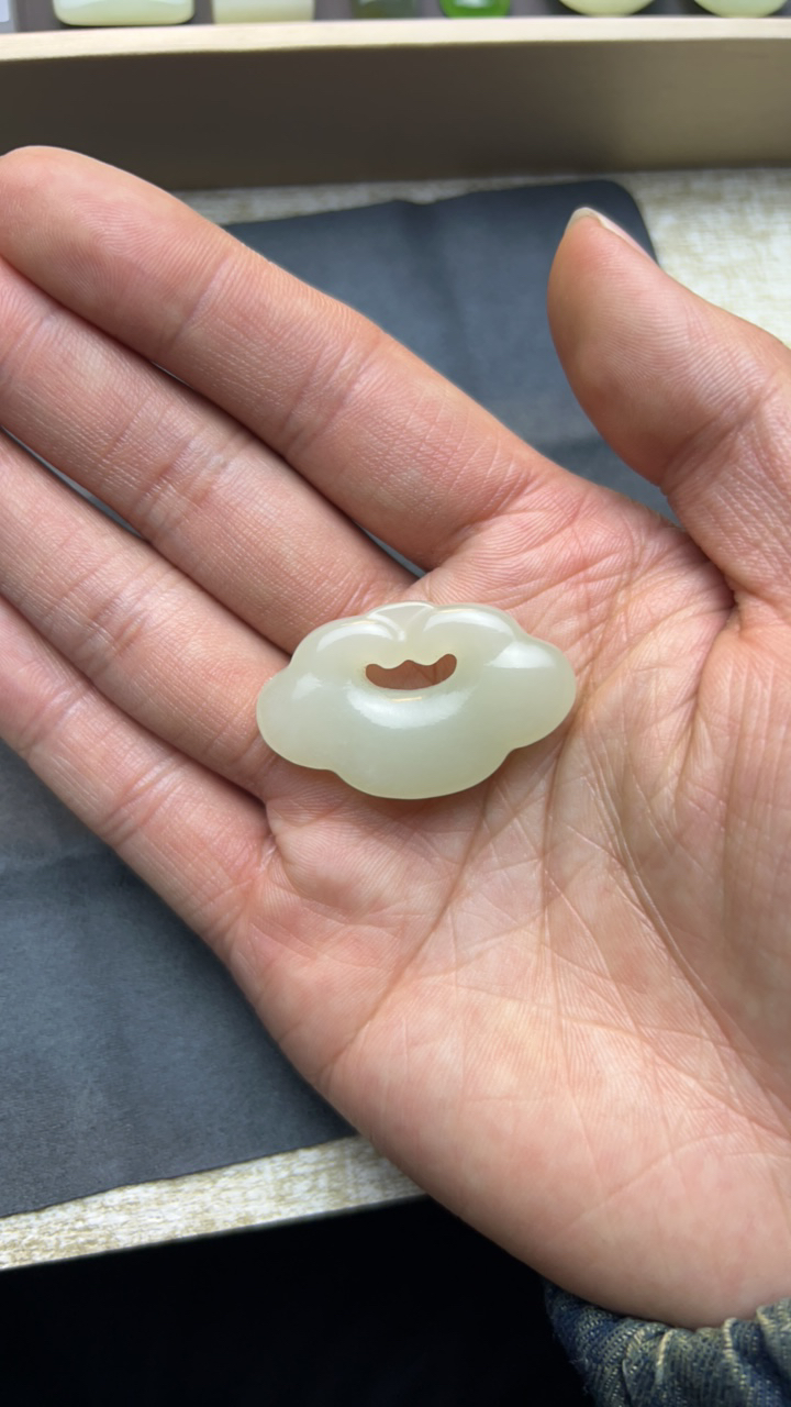 和田玉青海料冰晴水色平安锁带包容