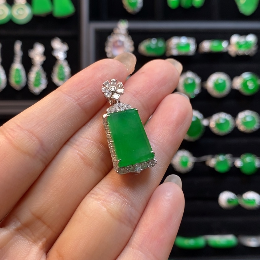 【闪购商品】翡翠18K金镶嵌吊坠(不含链)阳绿无事牌