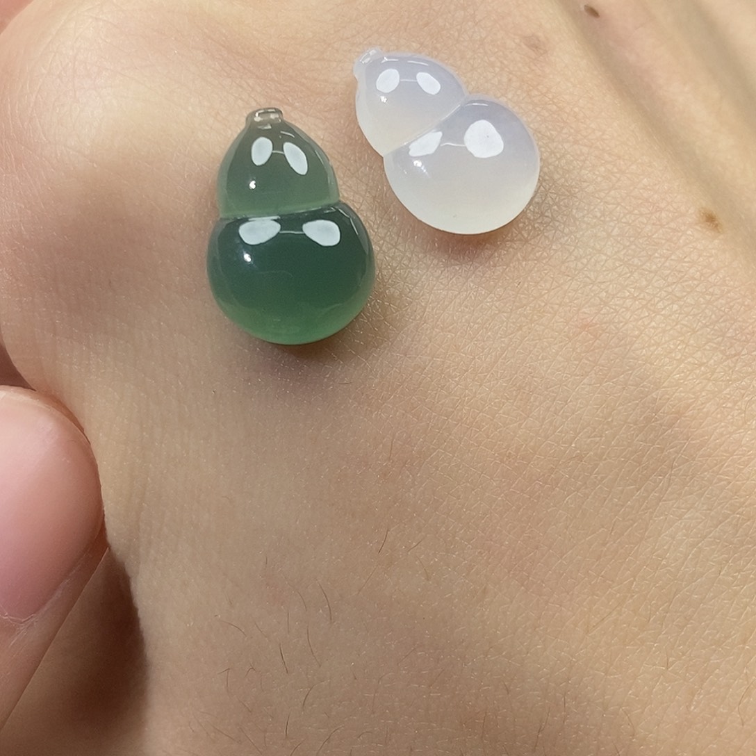 翡翠未镶嵌颈饰葫芦