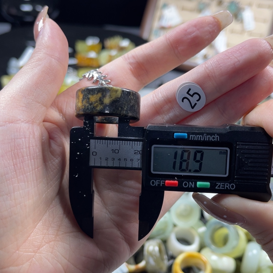 蛇纹石玉未镶嵌戒指