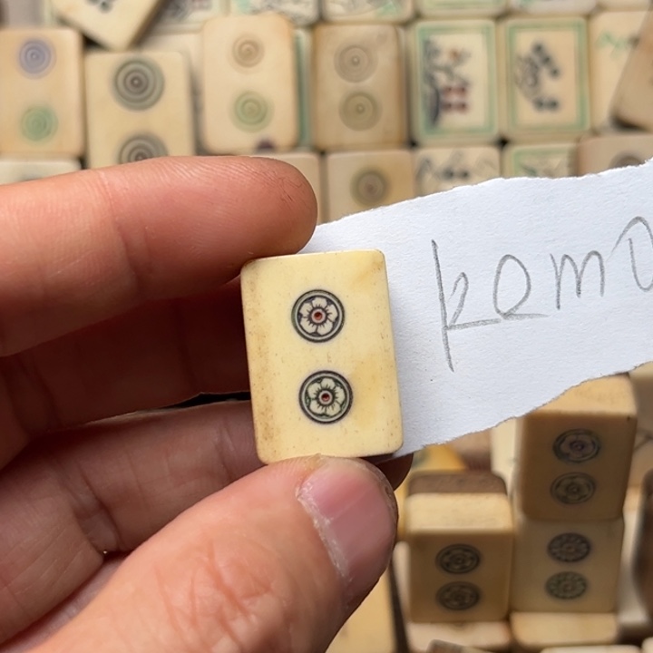 K***o实心竹雕刻手把件