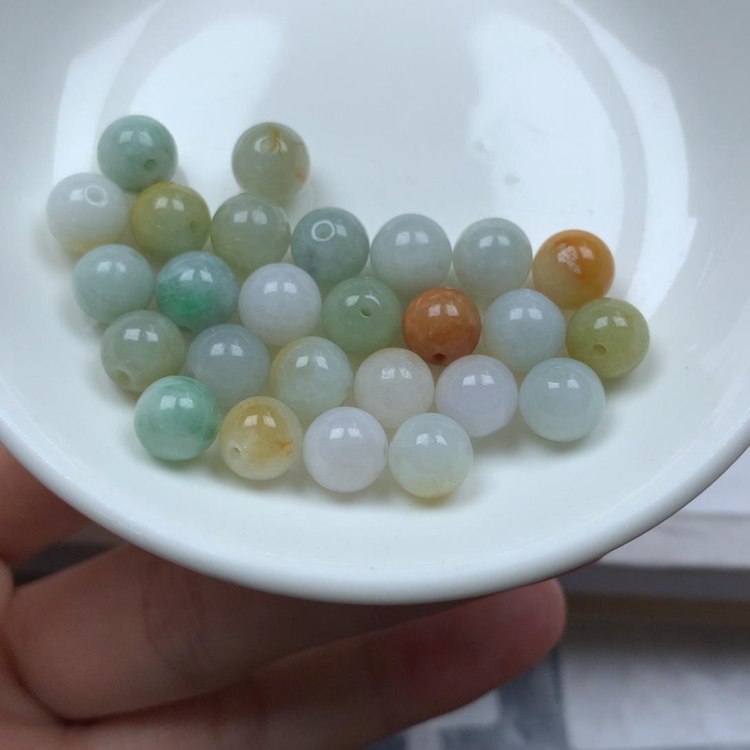 翡翠颈饰未镶嵌卡7.7。单圈。26颗。