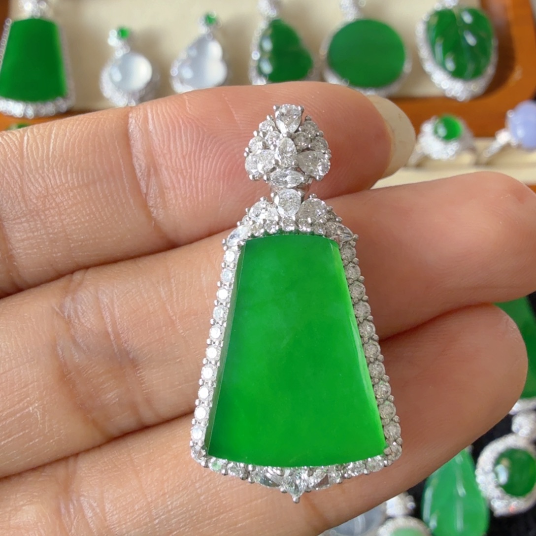 翡翠18K金镶嵌颈饰吊坠