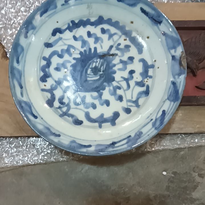 罐青花盘子，有点小瑕疵