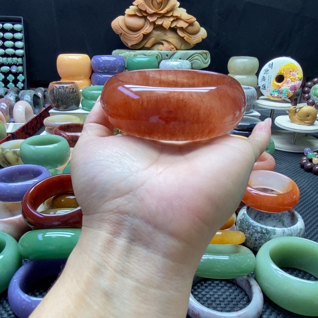 杨***柳石英质玉未镶嵌手镯