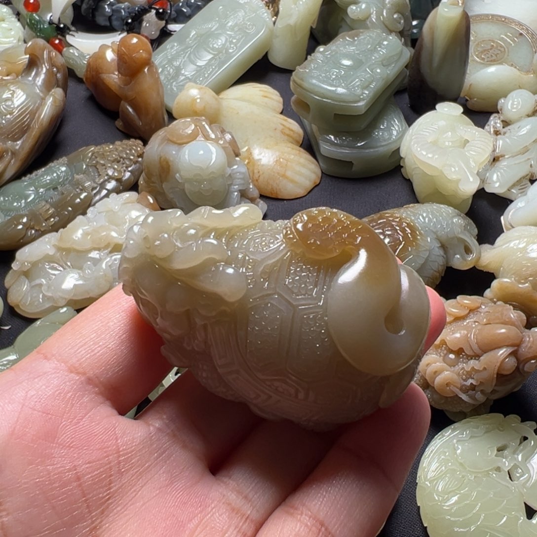 张***和田玉未镶嵌颈饰