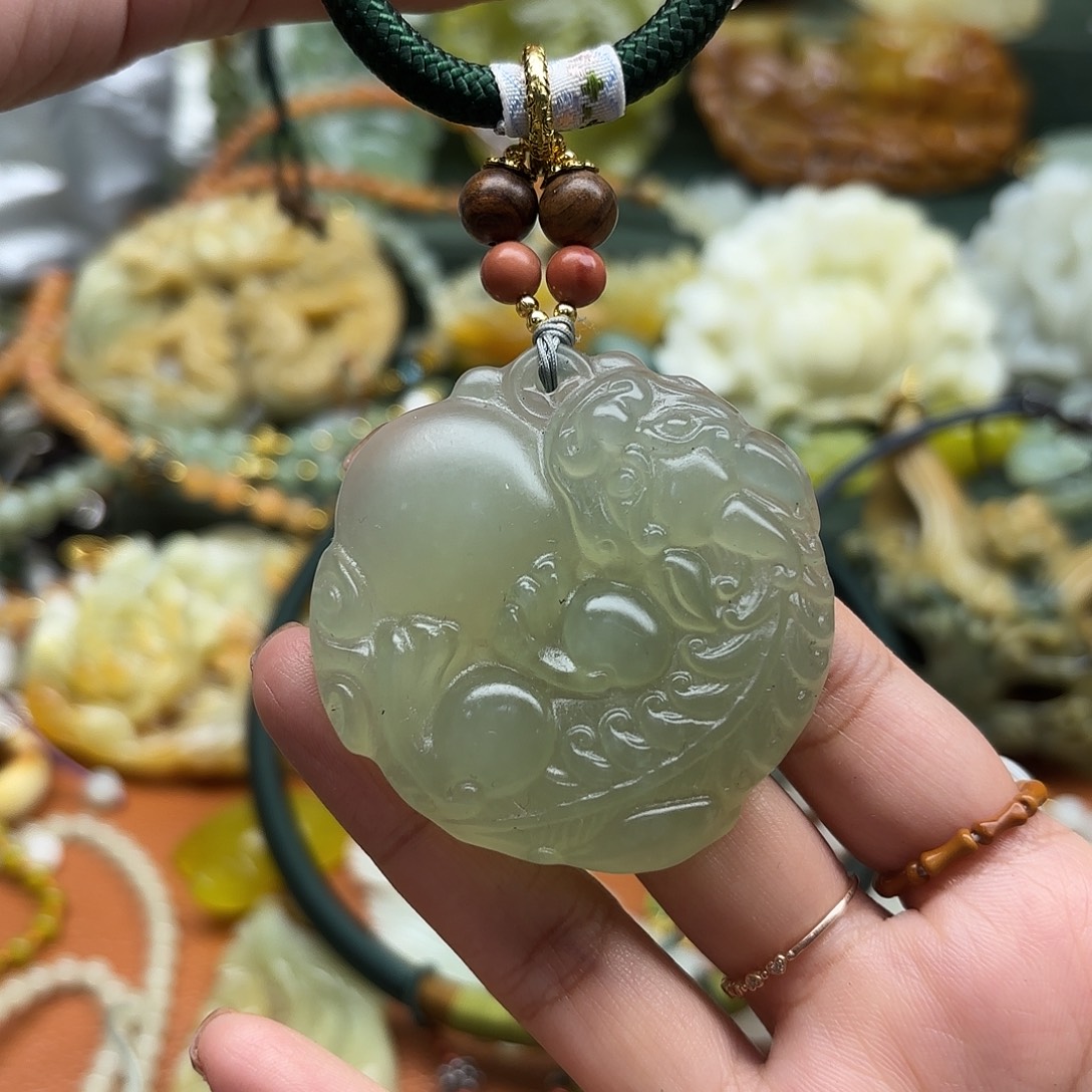 蛇纹石玉未镶嵌颈饰