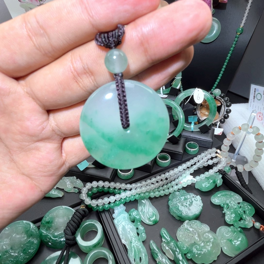 颈饰未镶嵌石英质玉（非洲翠）巴****仙