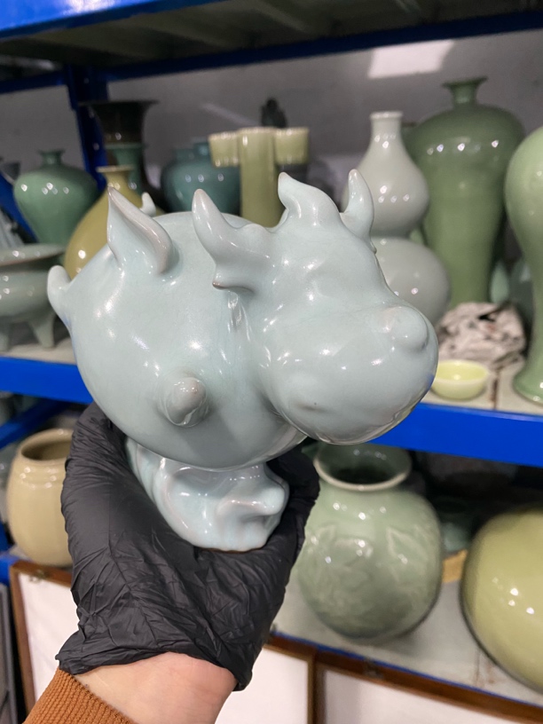 飞天神牛青瓷摆件