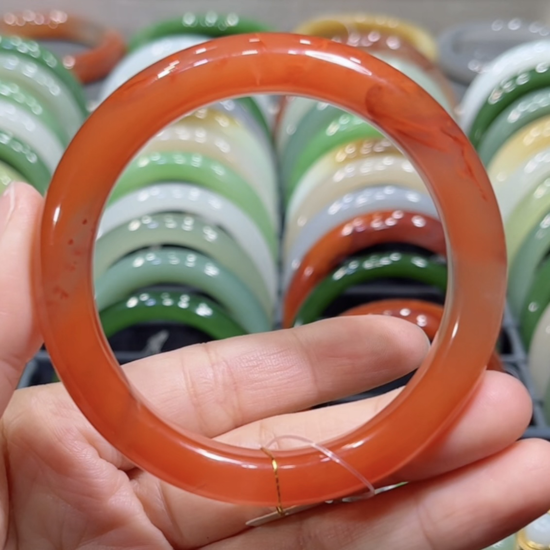 福利！川料高冰起荧光飘花南红手镯55-56圈口