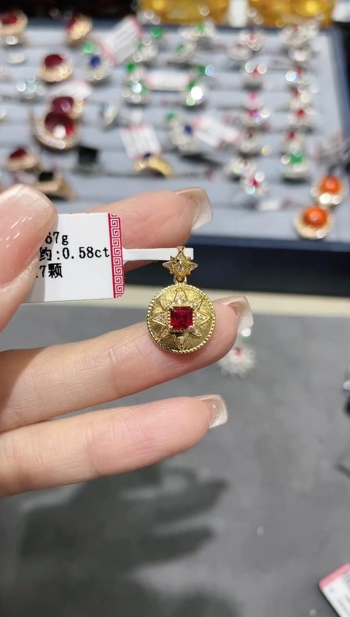 18K金镶嵌红宝石吊坠