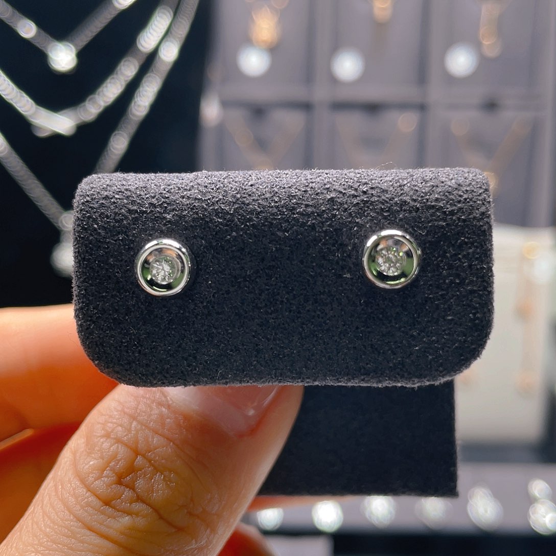 耳饰铂Pt950镶嵌钻石耳钉