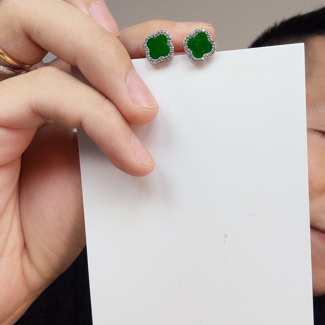 翡翠未镶嵌颈饰一对