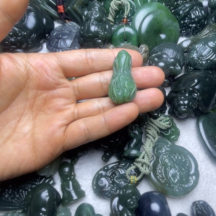 前***因和田玉未镶嵌颈饰