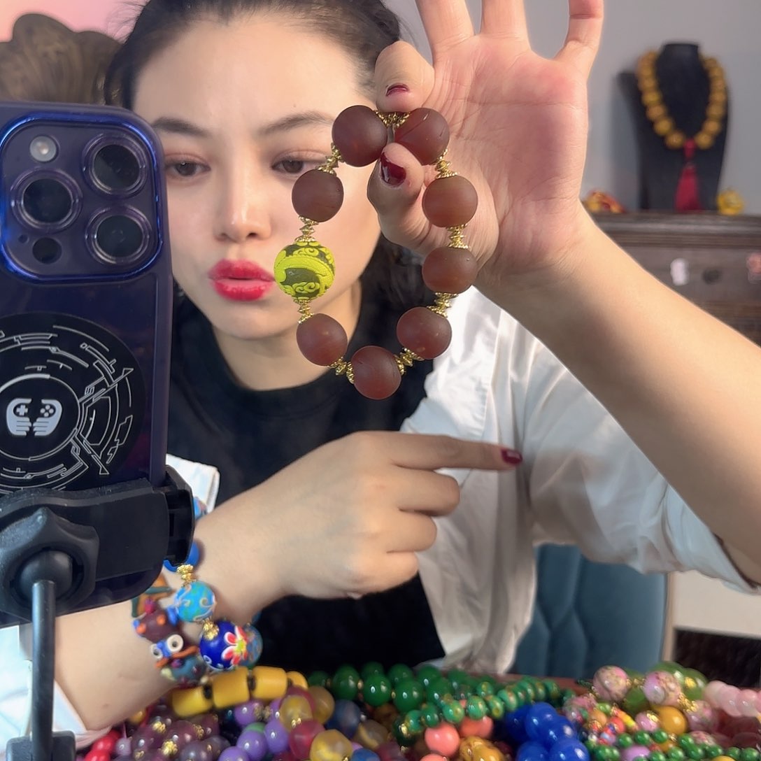 玻璃颈饰老琉璃的故事是一个人的故事吗