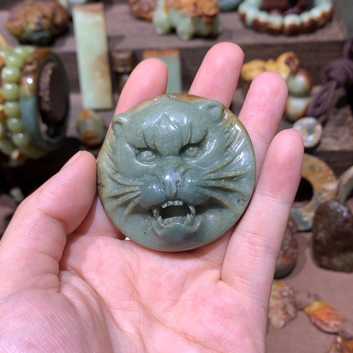 未镶嵌岫岩河磨玉（透闪石质玉）挂件