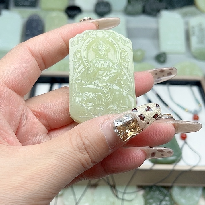 淑***李和田玉未镶嵌颈饰