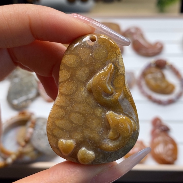 硅化玉颈饰未镶嵌鲸鱼。41号链接