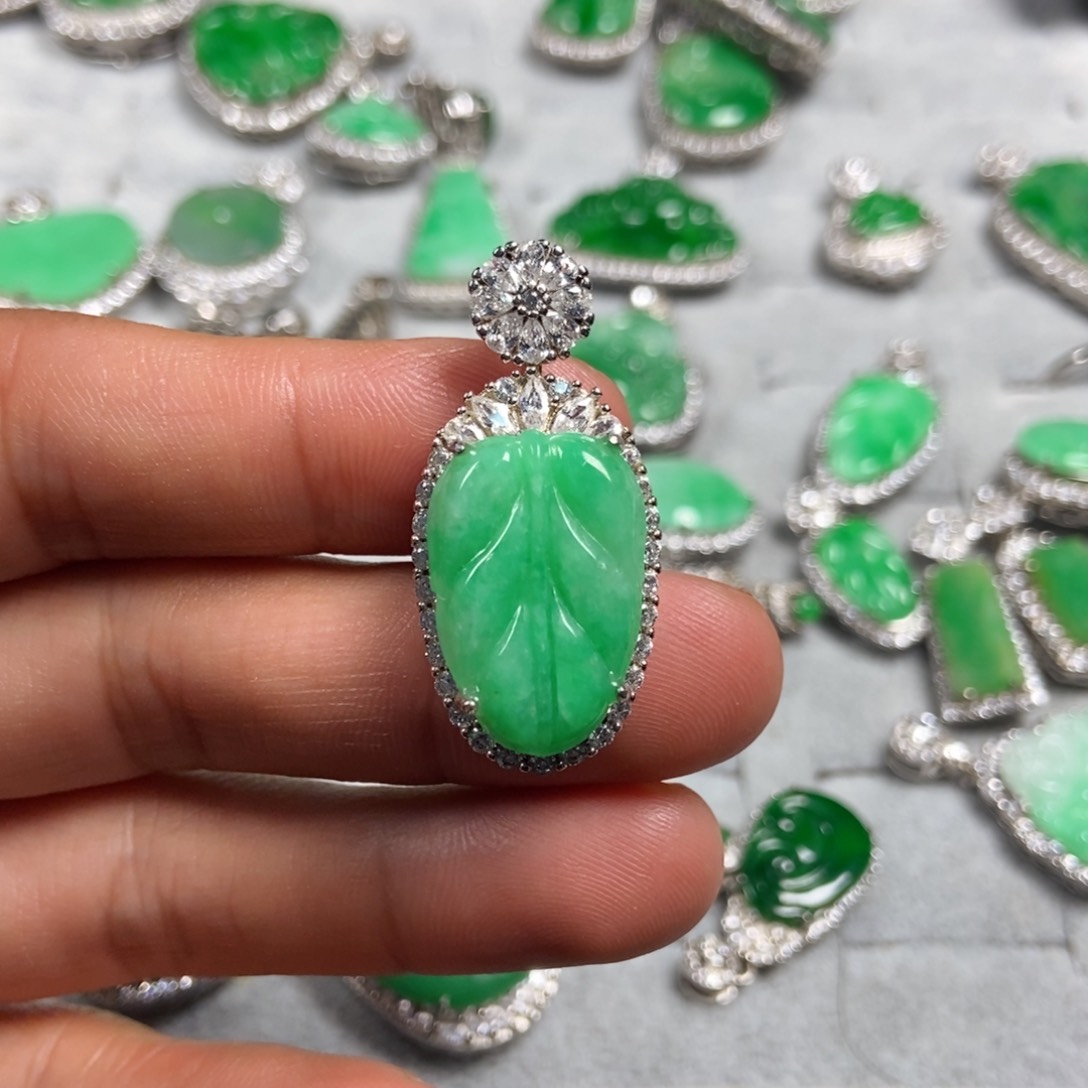 翡翠颈饰未镶嵌叶子