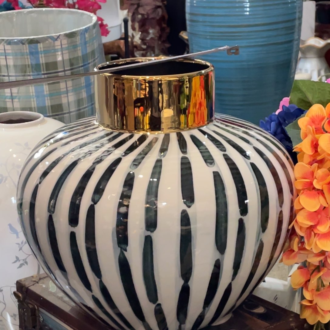 陶瓷花瓶，仿真绿植。