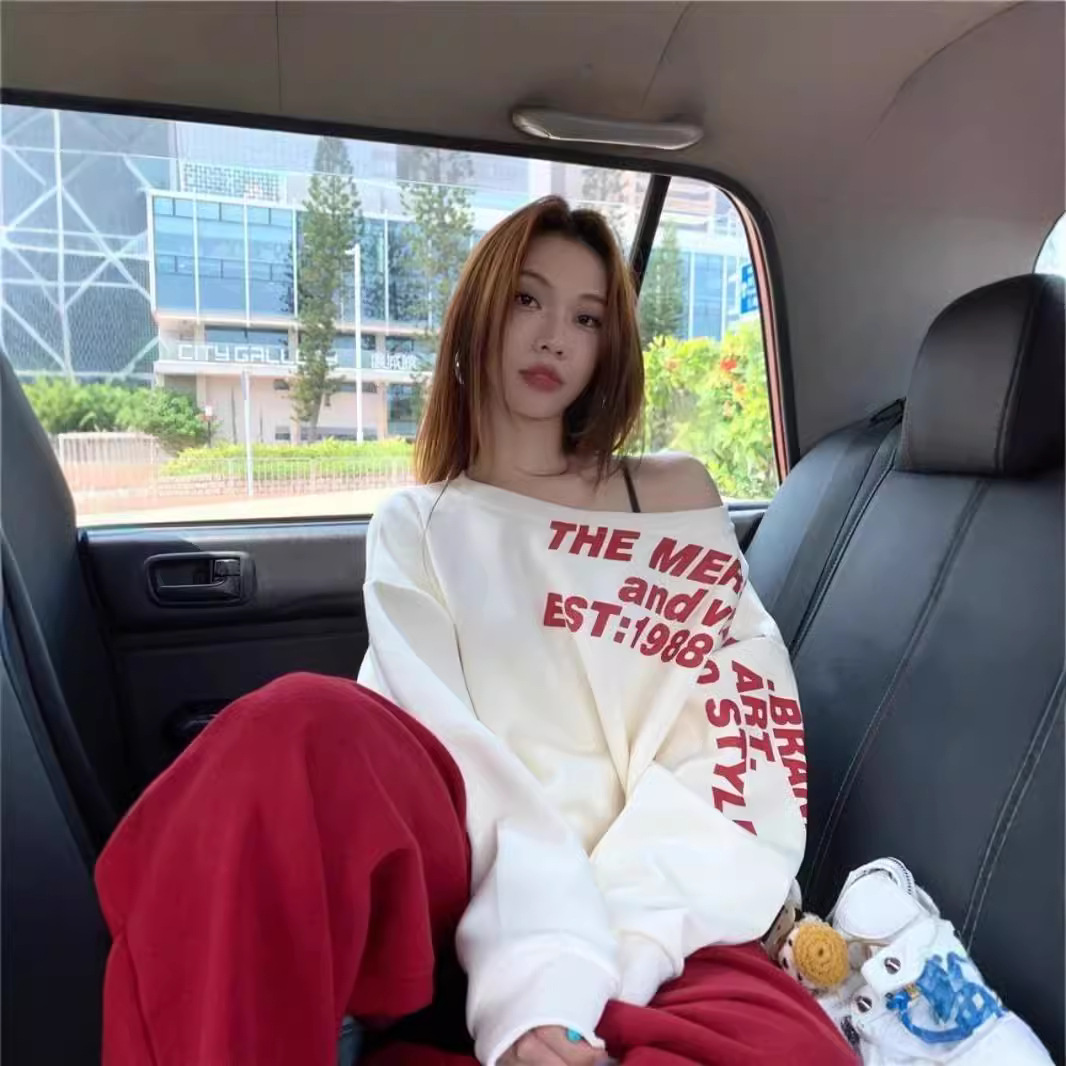 露肩复古印花字母长袖卫衣女秋季新款小众斜肩不规则宽松显瘦上衣