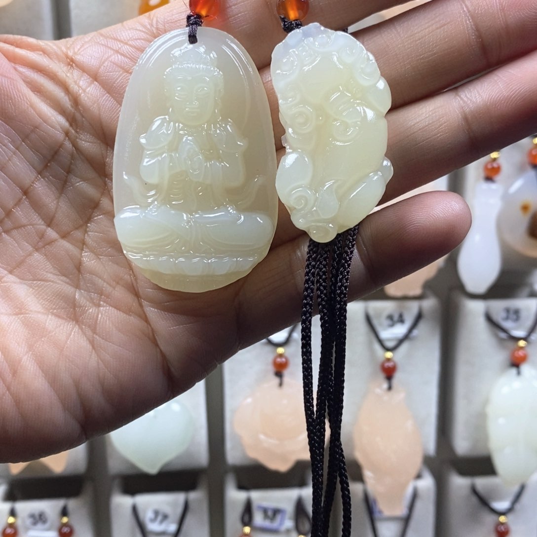 颈饰未镶嵌石英质玉（金丝玉）温*