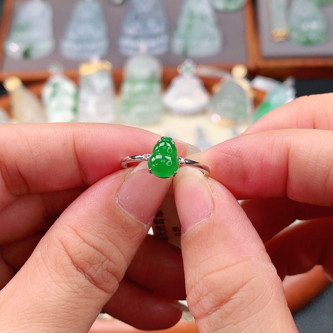 颈饰18K金镶嵌翡翠葫芦戒指