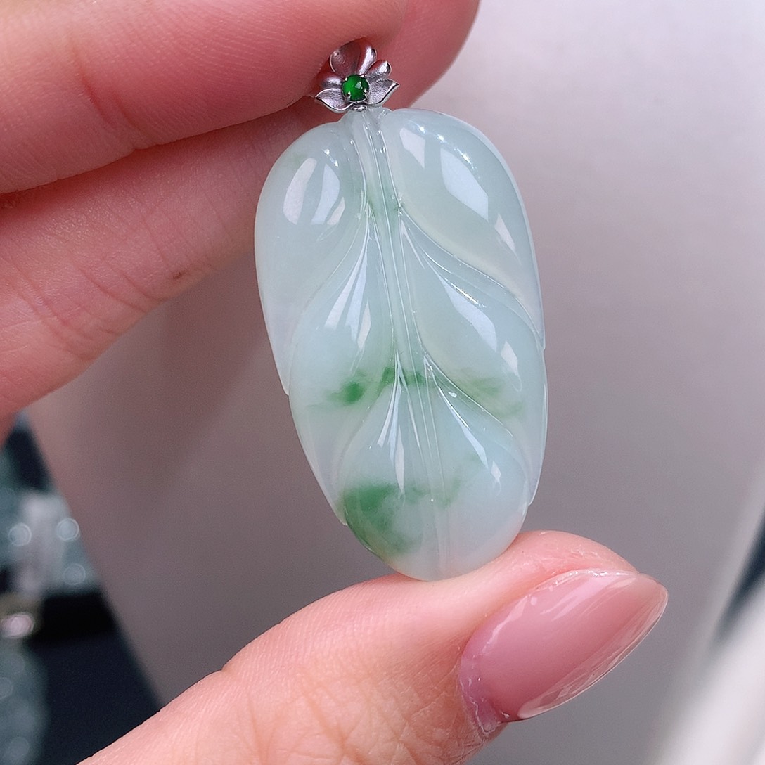 颈饰18K金镶嵌翡翠飘花叶子