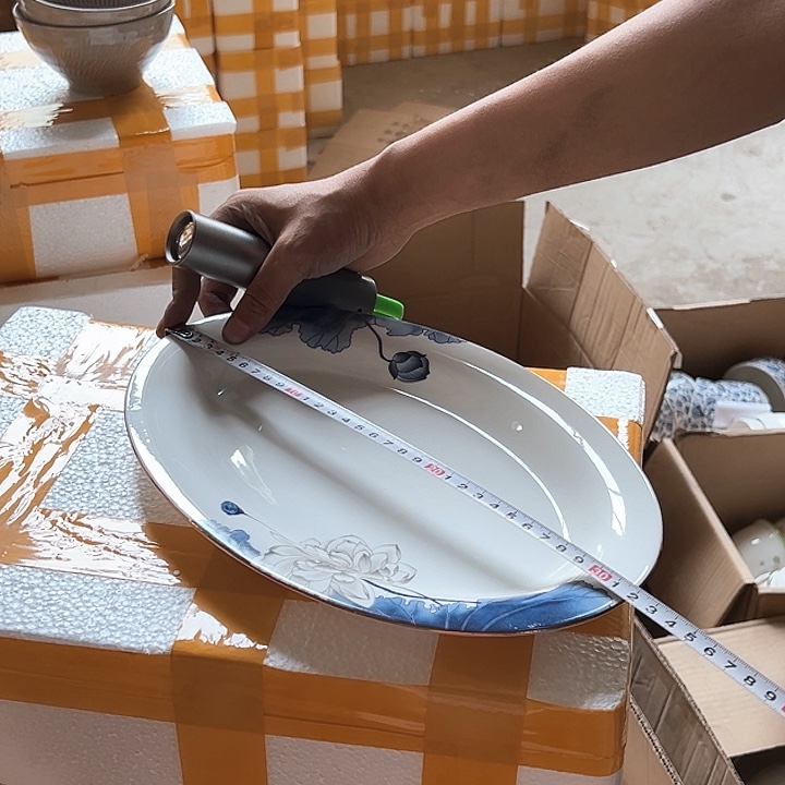 微瑕介意勿拍不退不换 荷花鱼盘1只