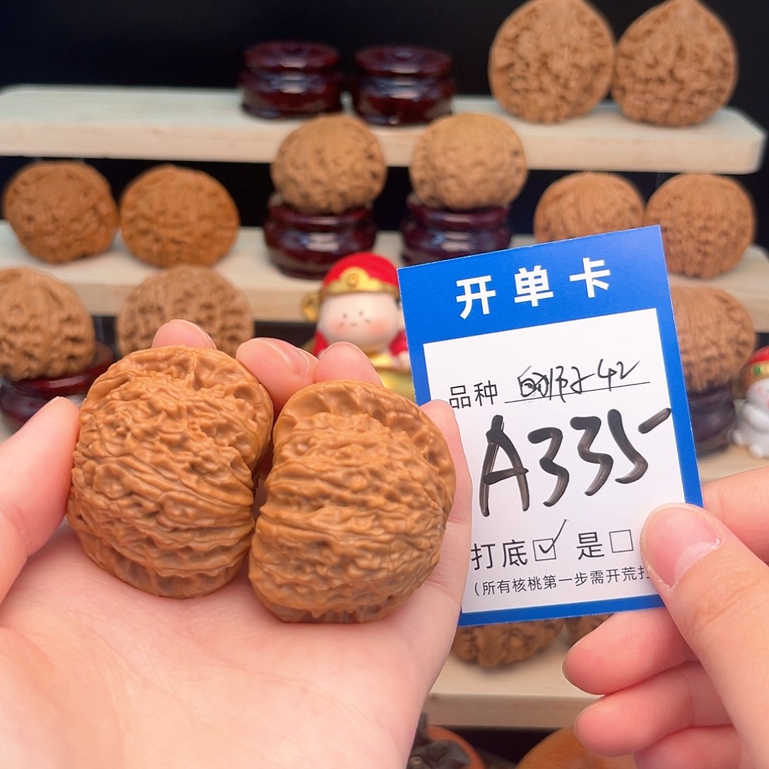 文玩核桃吊坠白狮子42