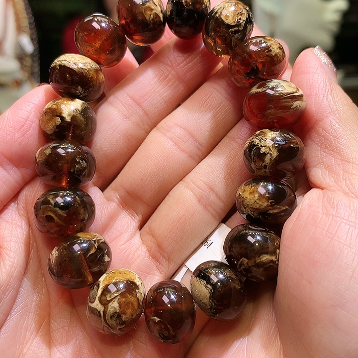 琥珀裸石未镶嵌血底溶洞花