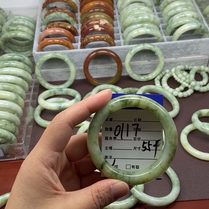 蛇纹石玉手镯未镶嵌