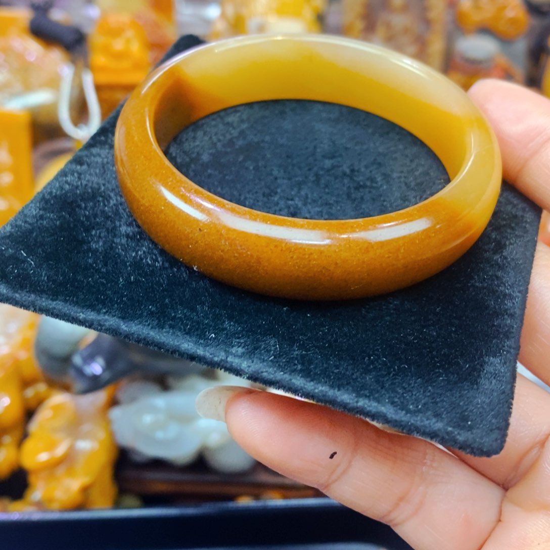 未镶嵌石英质玉（黄龙玉）颈饰