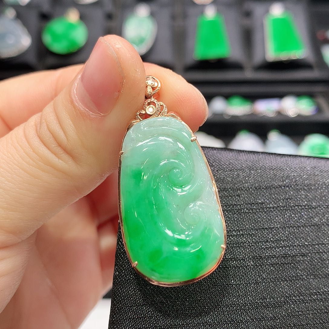 翡翠颈饰18K金镶嵌如意