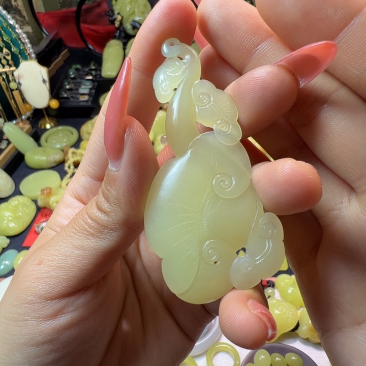 和田玉（黄玉）颈饰未镶嵌不接受退换。赔钱