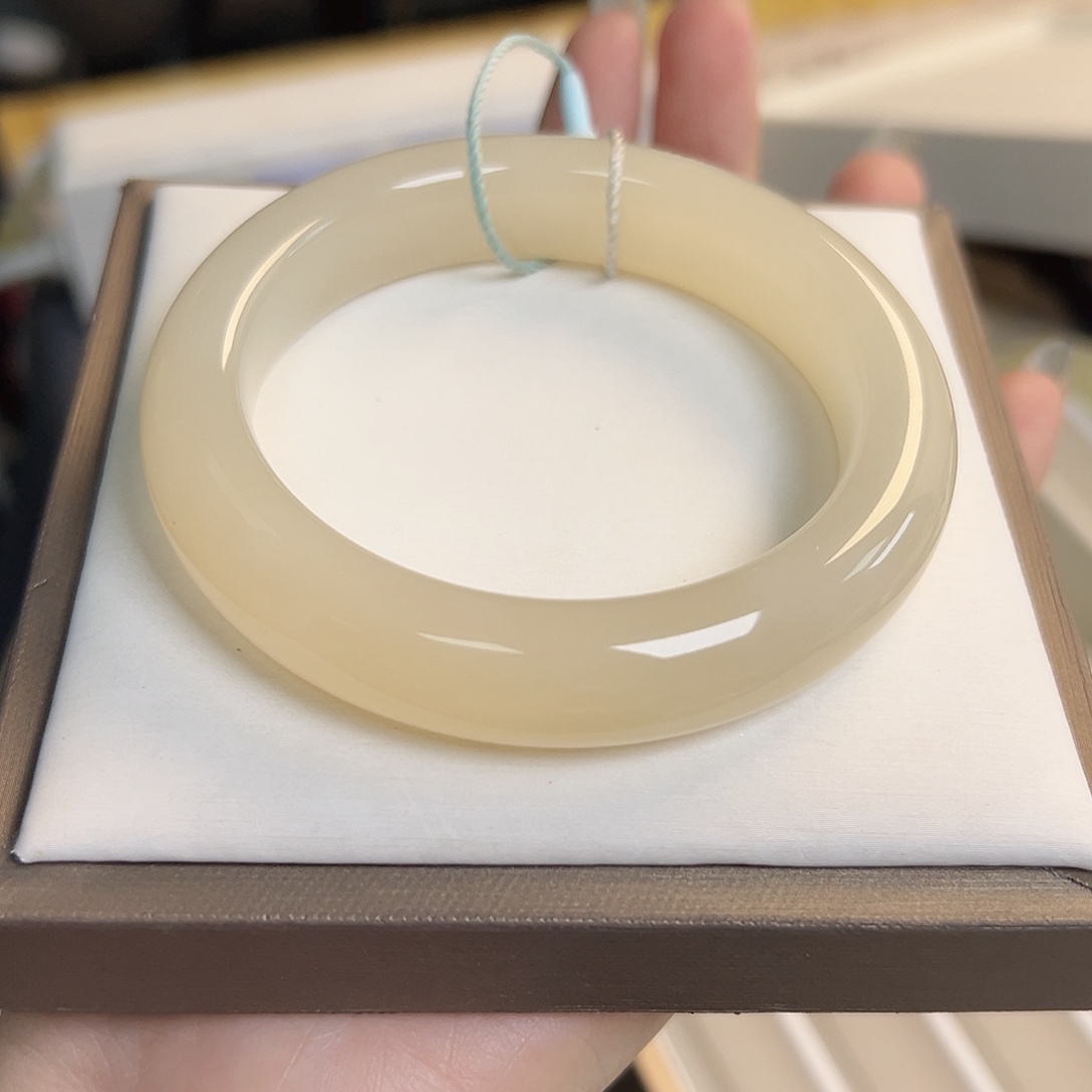 和田玉未镶嵌手镯满色藕粉，色浓，无结构无棉无水线，捡漏