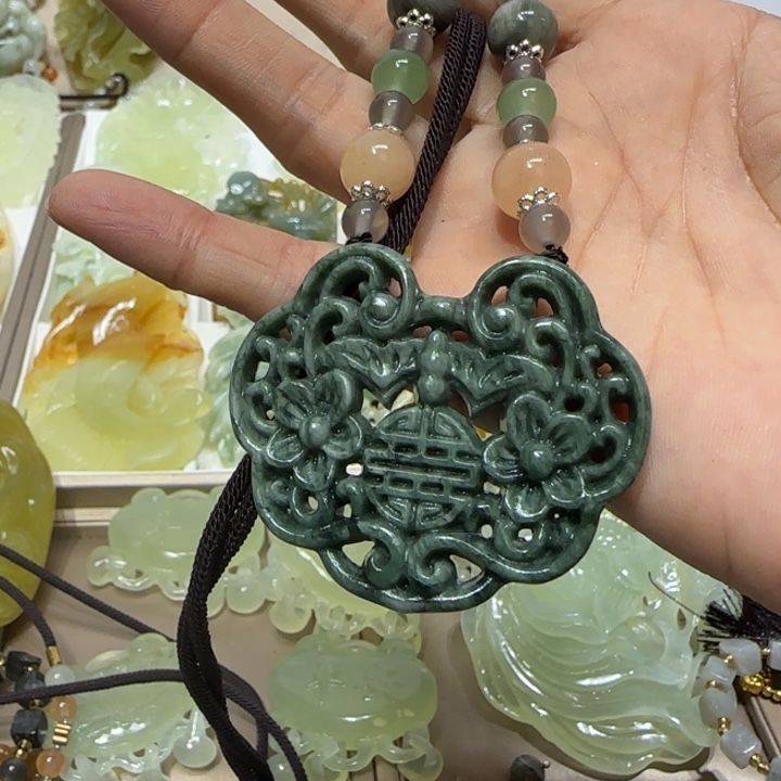 蛇纹石玉吊坠未镶嵌