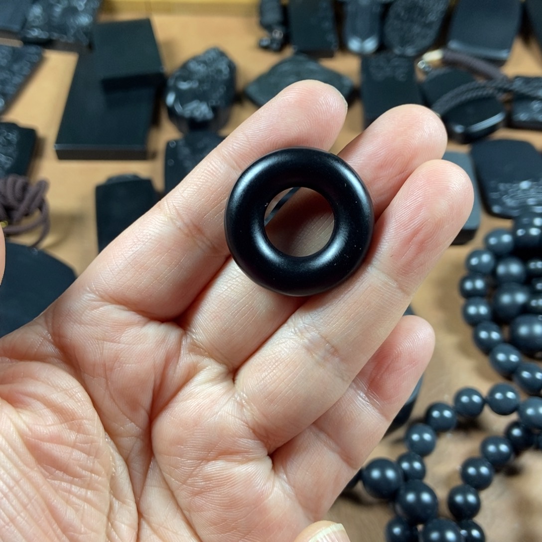 皮***特和田玉（墨玉）未镶嵌手链