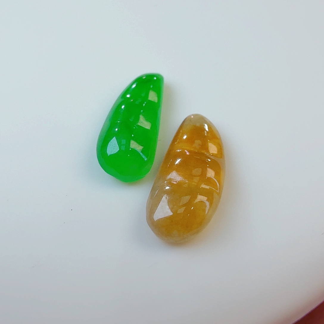翡翠裸石豆子一对