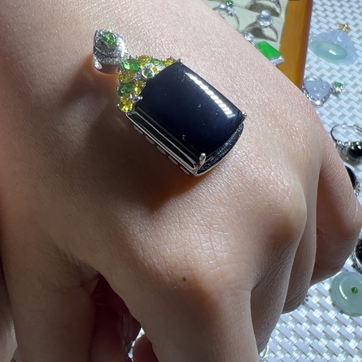 翡翠18K金镶嵌颈饰厚装墨翠无事牌