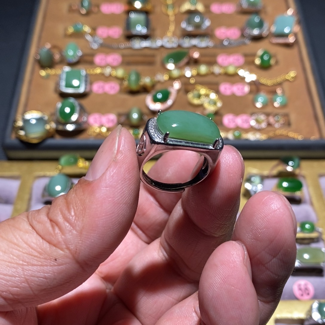 和田玉（碧玉）戒指未镶嵌奔***牛