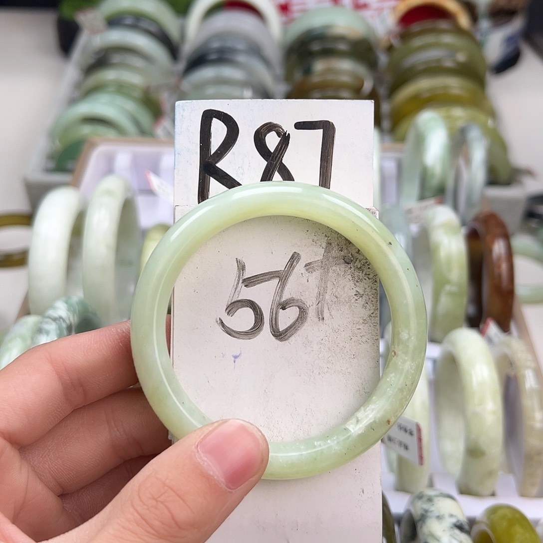 岫玉手镯未镶嵌天然岫玉微瑕，可以正常佩戴