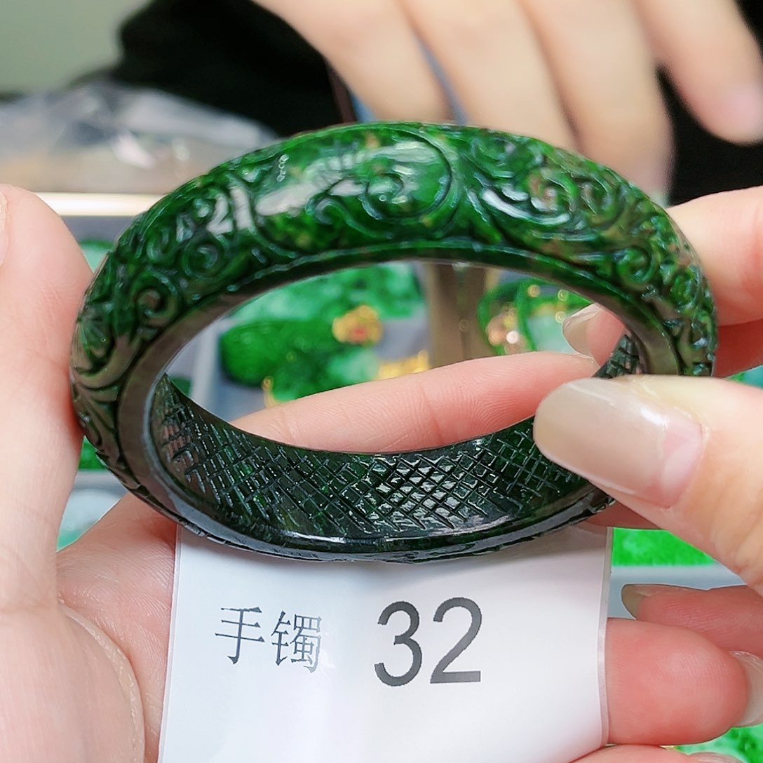 翡翠颈饰未镶嵌手镯55-56