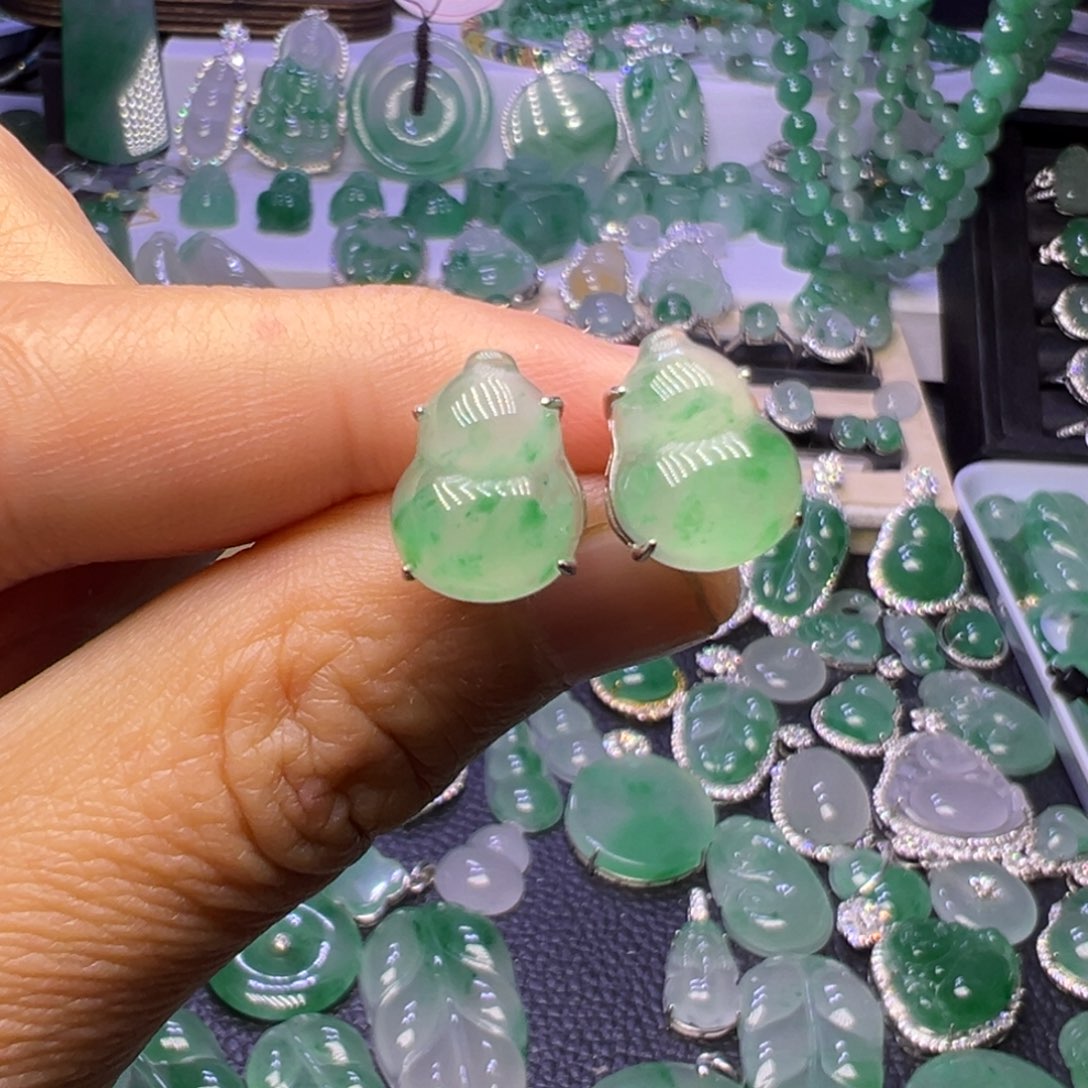 闹***闹石英质玉（非洲翠）未镶嵌颈饰