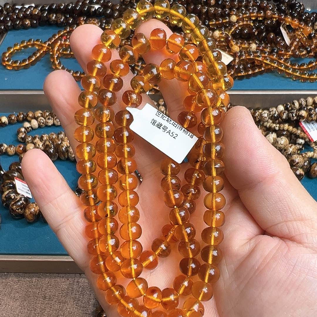 琥珀颈饰未镶嵌抚顺