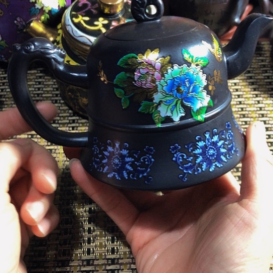 紫砂茶壶原矿泥料手工制作的紫砂壶，