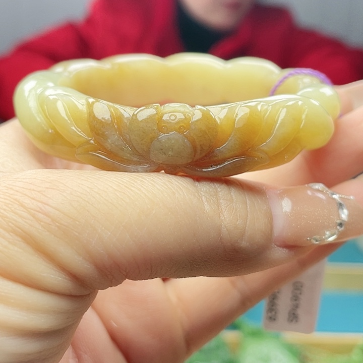 和田玉手镯56圈口。编号90未镶嵌