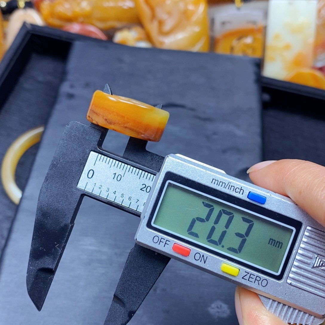 石英质玉（黄龙玉）颈饰未镶嵌